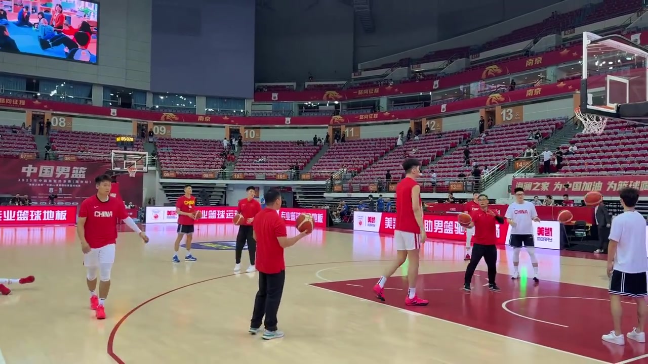今晚热身赛对阵波黑男篮！中国男篮提前到场热身