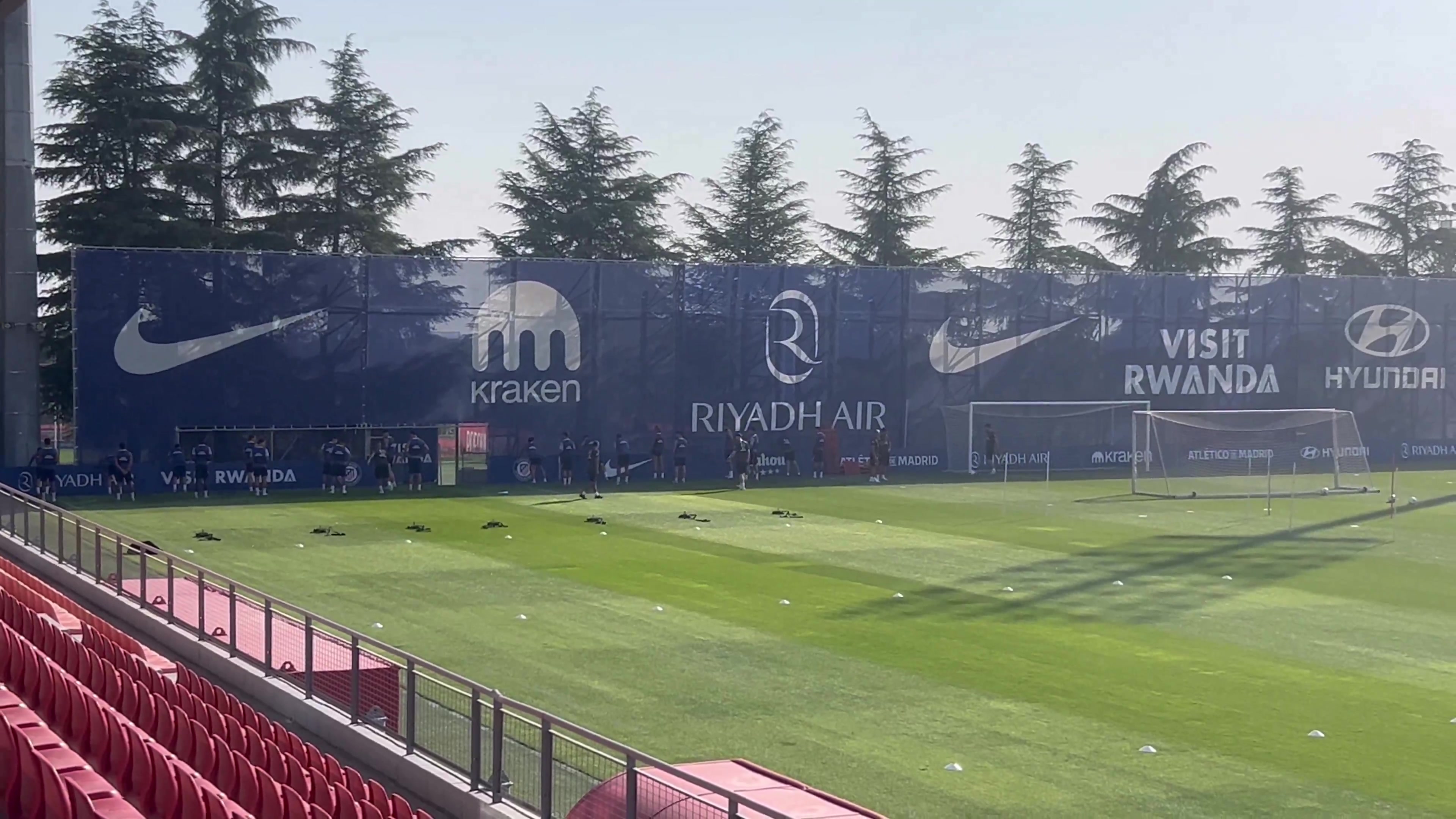 记者：巴里奥斯正常训练&吉梅内斯继续恢复，索尔洛特肌肉痉挛