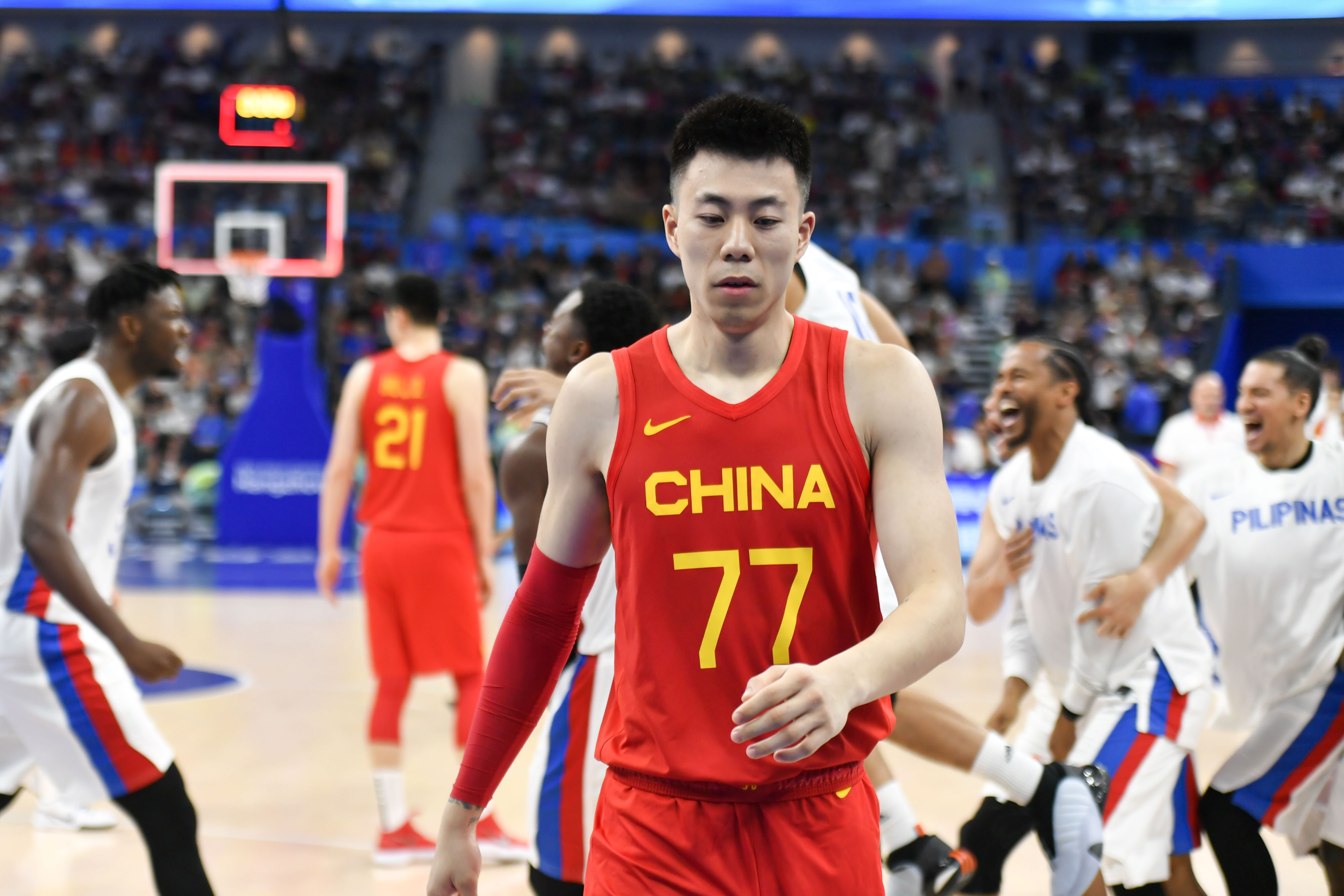 媒体人:胡明轩错失绝杀全队安慰 张镇麟则被队友录节目公开提意见