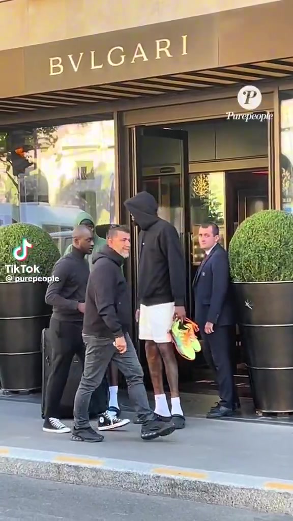 气质太特别!杜兰特现身巴黎街头 上身连帽衫下身短裤 手拿球鞋