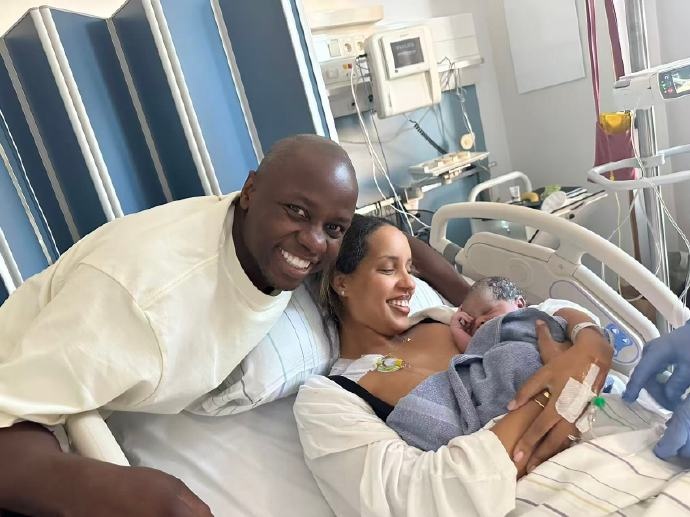 大连鲲城队前锋穆谢奎家中再添新成员,恭喜大奎!