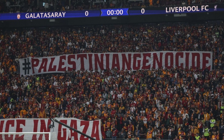 加拉塔萨雷球迷声援巴勒斯坦民众：若耶路撒冷不自由，世界皆囚徒