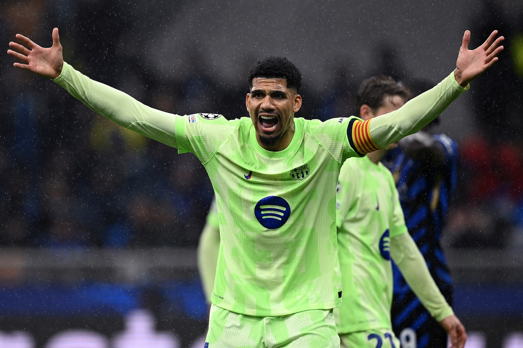 每体：阿劳霍今夏曾拒绝热刺、利物浦、切尔西和尤文，想留在巴萨